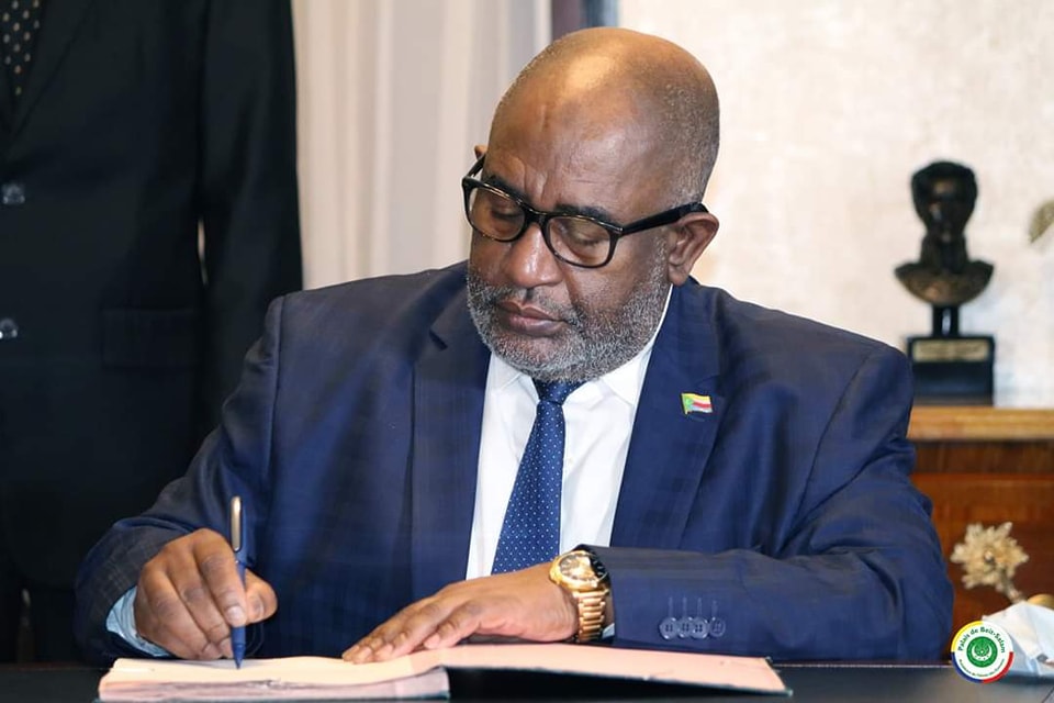 image Candidat à sa propre succession, Azali exempté de congé